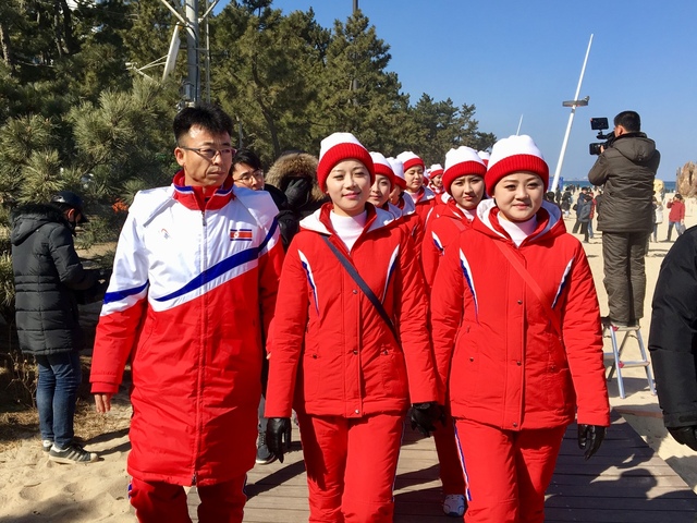 북한 응원단이 13일 낮 강릉 경포해변을 산책하고 있다.