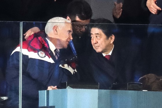 마이크 펜스 미국 부통령(왼쪽)과 아베 신조 일본 총리가 지난 9일 오후 2018 평창 겨울올림픽 개회식장에서 이야기를 나누고 있다. [평창=뉴스1]