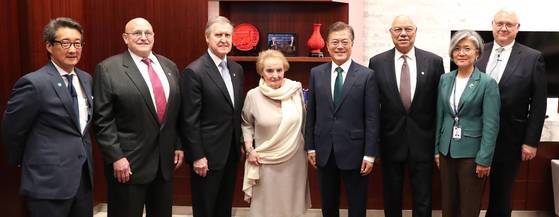 지난해 6월 30일 워싱턴의 전략국제문제연구소(CSIS)에서 문재인 대통령이 행사 참석자들과 기념촬영하고 있다. 왼쪽 부터 빅터차 CSIS 한국석좌, 리차드 아미티지 전 국무부 부장관, 윌리엄 코엔 전 국방장관, 매들라인 올브라이트 전 국무장관, 문재인 대통령, 콜린 파월 전 국무장관, 강경화 외교부장관,존 햄리 CSIS 소장.