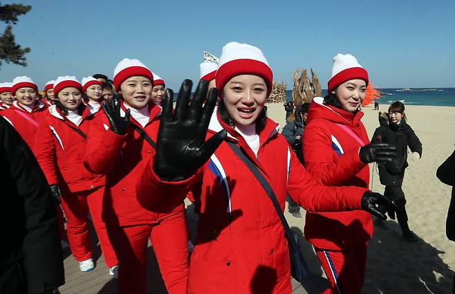 경포대 해변 산책로를 걷고 있는 북한 응원단. 김경록 기자