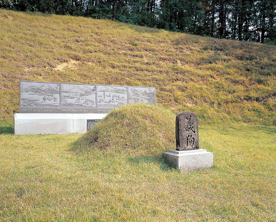 경북 구미의 의구총은 350여 년 전 들불에서 주인을 구하고 목숨을 잃은 충직한 개의 무덤이다.