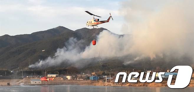 16일 오후 3시 6분쯤 전남 구례군 광의면 대전리 지리산 자락에서 화재가 발생했다. 소방당국은 구례군, 산림당국과 협력해 소방헬기 13대를 비롯 화재진화용 살수차 10대, 510명의 인원을 동원해 화재 진화에 나섰다. (전남 구례군 제공) 2018.2.16/뉴스1 © News1 남성진 기자