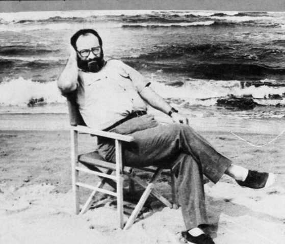 해변에서 휴식중인 움베르트 에코. 20세기 최고의 기호학자이며 소설가다. [중앙포토]