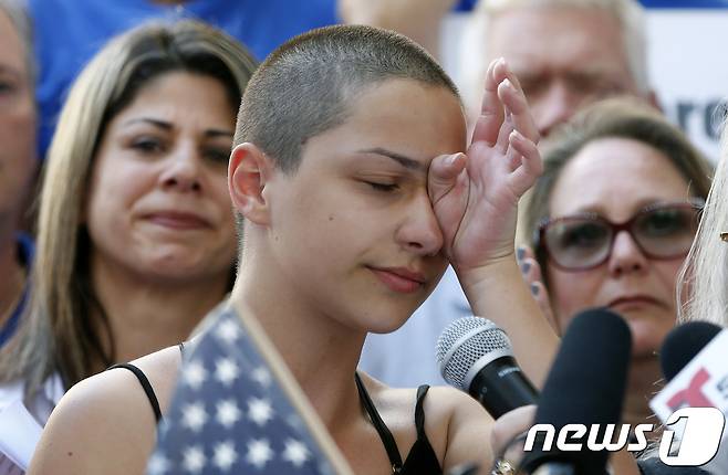미국 플로리다주 총격 사건의 생존자인 에마 곤잘레스가 17일(현지시간) 총기규제 촉구 집회에서 연설하고 있다. © AFP=뉴스1