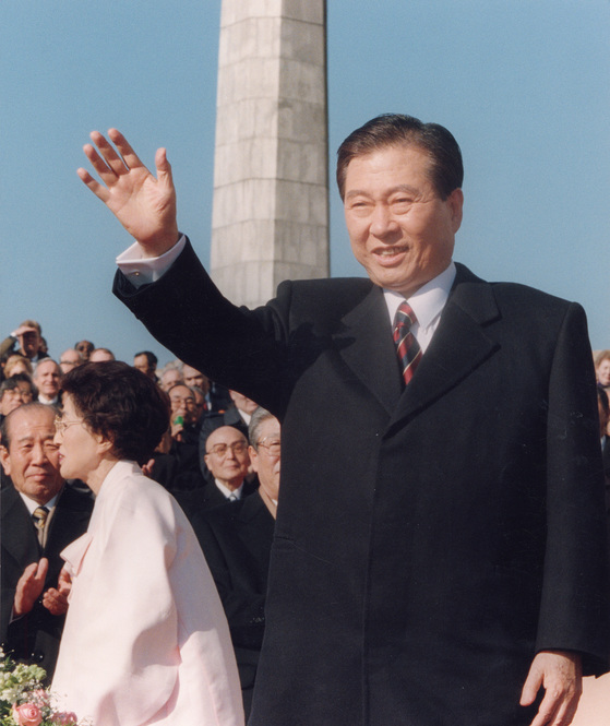 1998년 취임식에서 손을 흔드는 김대중 전 대통령 [사진=청와대]