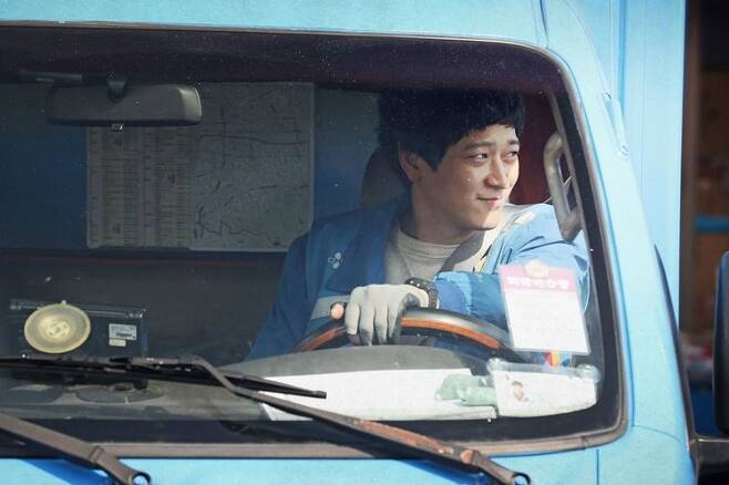 강동원이 맡은 김건우는 '골든 슬럼버'에서 모범 시민 표창을 받았을 만큼 선량하게 사는 택배기사다. (사진=CJ엔터테인먼트 제공)