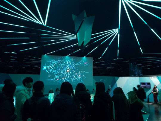 강릉 올림픽파크에 위치한 KT '5G 커넥티드'(왼쪽)와 서울 광화문 광장에 설치된 KT '라이브사이트'