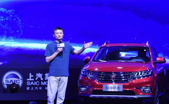 마윈 알리바바 그룹 회장이 2016년 7월 6일 중국 항저우 윈시 컨벤션센터에서 상하이자동차와 공동 개발한 세계 최초 양산 커넥티드카 RX5에 대해 설명하고 있다. [사진 중앙포토]