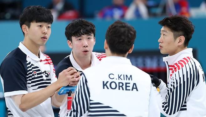 ▲ 첫 올림픽 출전 중인 한국 남자 컬링 대표팀이 예선 2번째 승리를 올렸다 ⓒ 연합뉴스