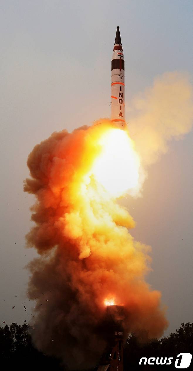 핵탄두를 탑재할 수 있는 대륙간탄도미사일(ICBM) '아그니-5(Agni-V)'가 지난달 31일 시험 발사됐다. 사진은 인도 국방연구개발기구(DRDO)가 제공했다. © AFP=뉴스1
