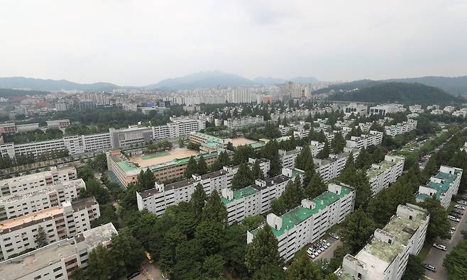 재건축 아파트 단지인 반포본동 주공 아파트와 강남 일대의 모습. 신소영 기자 viator@hani.co.kr