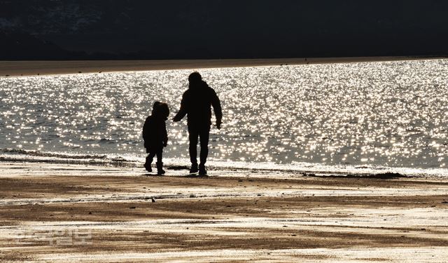 선유해변에서 단란한 시간을 보내는 아빠와 딸.