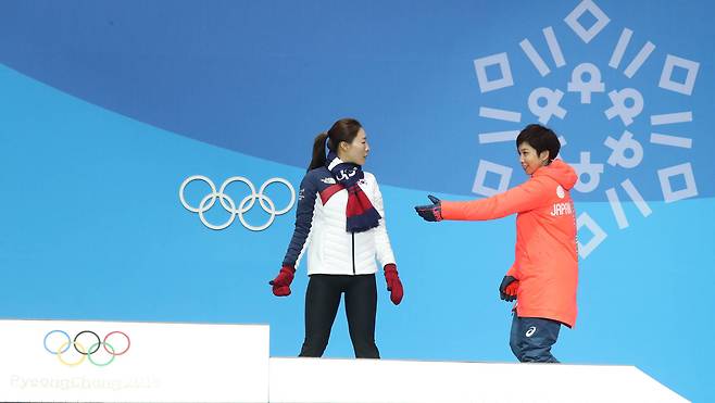 일본의 고다이라가 이상화에게 시상식 단상에 오르기전 이상화에게 자리를 안내하고 있다. 우상조 기자
