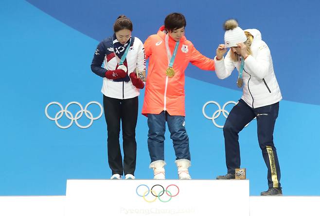 일본의 고다이라가 어깨에 살포시 손을 얹어안으며 이상화를 배려하고 있다. 우상조 기자