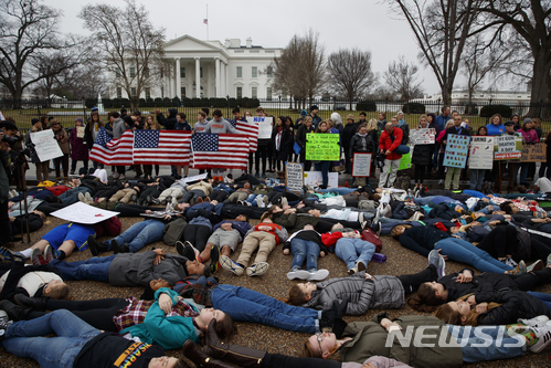 【워싱턴=AP/뉴시스】19일(현지시간) 미국 백악관 앞에서 학생들이 총기 규제 개혁을 촉구하는 시위를 진행하고 있다. 2018.2.20.