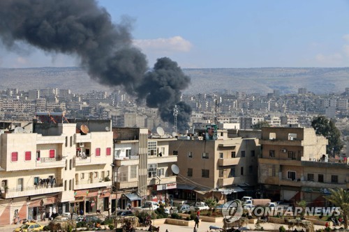 연기가 솟는 시리아 북서부 쿠르드 도시 아프린 [AFP=연합뉴스]