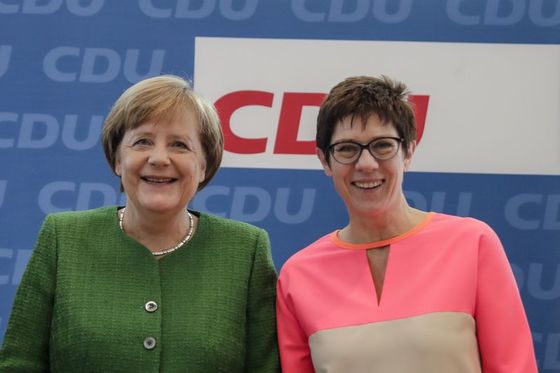 앙겔라 메르켈 독일 총리(왼쪽)가 당 사무총장에 자신의 정치적 유산을 계승할 적임자인 안네그레트 크람프-카렌바우어 자를란트주 총리를 지명했다. '미니 메르켈'로 불린다. [AP=연합뉴스]