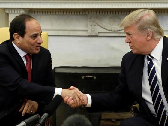 압델 파타 엘시시 이집트 대통령(왼쪽)과 악수하는 도널드 트럼프 미국 대통령.
