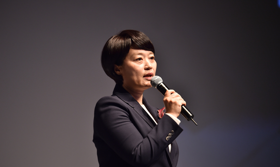 한성숙 네이버 대표가 21일 서울 강남구 삼성동에서 열린 '네이버 커넥트 2018'에서 네이버의 정책에 대해 발표하고 있다. [사진 네이버]