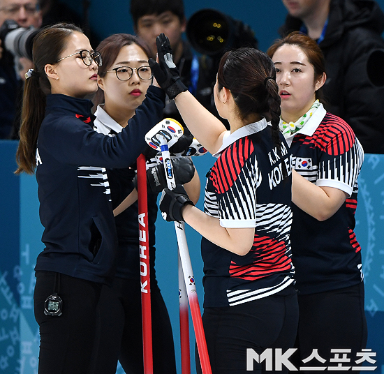 여자 컬링 대표팀은 2018 평창 동계올림픽 예선을 1위로 통과했다. 사진(강릉)=천정환 기자
