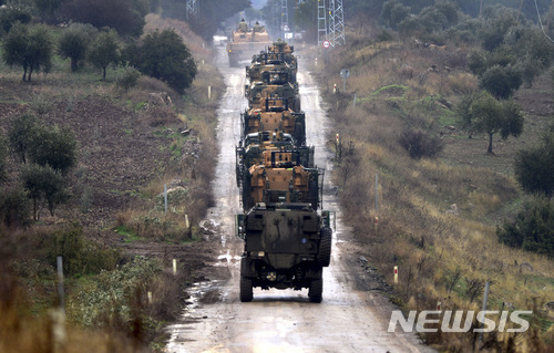 【하사=AP/뉴시스】터키군이 시리아 쿠르드 민병대 소탕을 위해 23일(현지시간) 시리아 북부 국경으로 이동하고 있다. 2018.1.24.