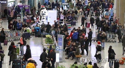 해외로 떠나려는 사람들로 붐비는 인천공항[연합뉴스 자료사진]