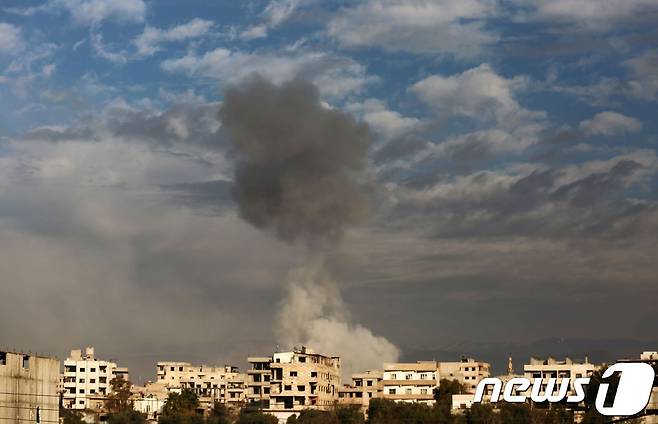 21일(현지시간) 시리아 정부군의 공격을 받고 있는 동구타의 모습. © AFP=뉴스1
