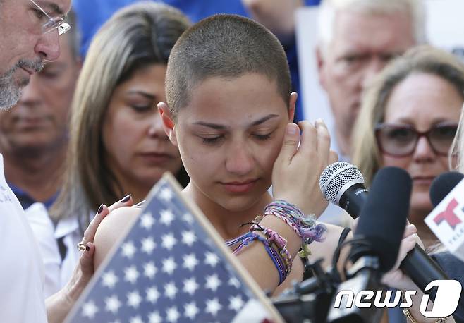 미국 플로리다주 고등학교 총기난사 사건의 생존자인 엠마 곤잘레스(가운데). © AFP=뉴스1