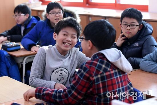 겨울방학을 마치고 24일 개학한 서울 성동구 옥수초등학교 4학년1반 학생들이 장난치며 즐거워하고 있다./김현민 기자 kimhyun81@