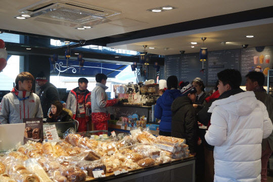 지난 21일 찾은 평창 횡계리 올림픽플라자 매표소 앞 한 베이커리 체인점. 오후 4시에도 자리가 만석이고 빵을 고르는 손님들로 붐빈다.