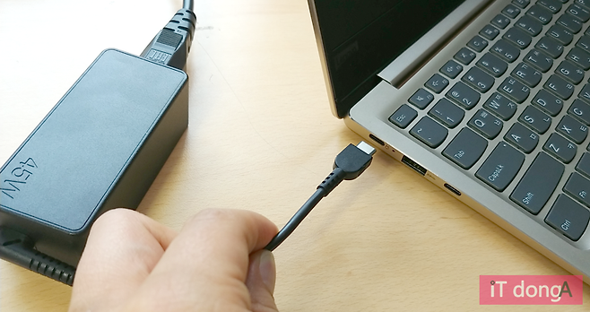 USB 타입C 포트로 충전하는 레노버 아이디어패드 720S 노트북