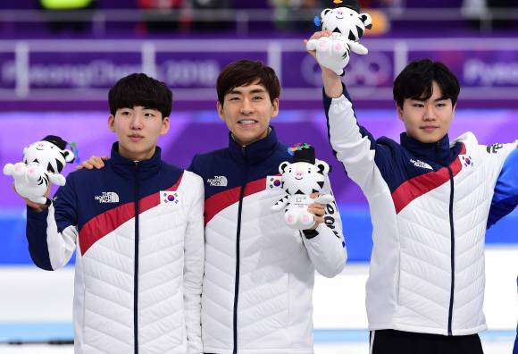 은메달 땄어요 - 김민석(오른쪽부터), 이승훈, 정재원이 21일 강원도 강릉스피드스케이팅경기장에서 열린 남자 스피드 스케이팅 팀추월에서 은메달을 딴 뒤 어사화 수호랑을 들고 포즈를 취하고 있다.경기에 출전하지 않은 주형준은 시상대에 오르지 못했다. 2018. 2. 21 강릉 박지환 기자 popocar@seoul.co.kr 은메달 땄어요 - 김민석(오른쪽부터), 이승훈, 정재원이 21일 강원도 강릉스피드스케이팅경기장에서 열린 남자 스피드 스케이팅 팀추월에서 은메달을 딴 뒤 어사화 수호랑을 들고 포즈를 취하고 있다.경기에 출전하지 않은 주형준은 시상대에 오르지 못했다. 2018. 2. 21 강릉 박지환 기자 popocar@seoul.co.kr