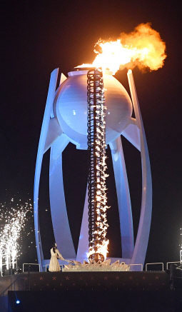 달항아리를 모티브로 디자인된 평창동계올림픽 성화대.