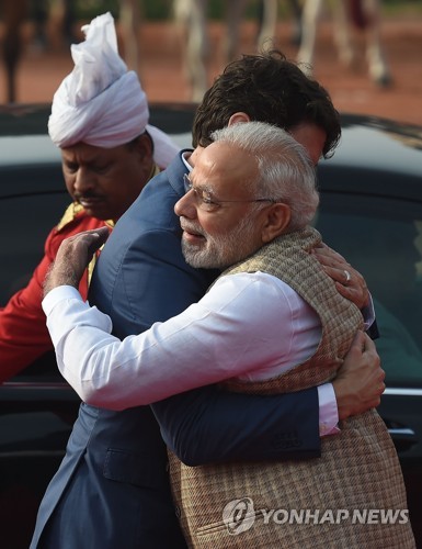 23일 인도 뉴델리 대통령궁에서 쥐스탱 트뤼도(왼쪽) 캐나다 총리와 나렌드라 모디 인도 총리가 포옹하고 있다.[AFP=연합뉴스]