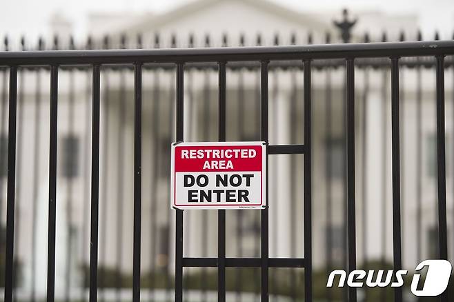 미국 워싱턴D.C의 백악관 울타리의 '진입 금지' 표시판. © AFP=뉴스1