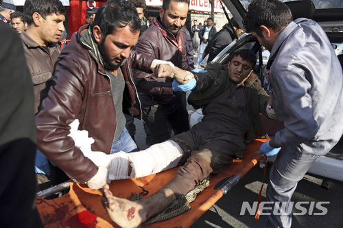 【카불(아프가니스탄)=AP/뉴시스】자살폭탄차량 테러가 발생한 아프가니스탄 수도 카불 중심가의 사고 현장에서 시민들이 부상자를 들것으로 실어 나르고 있다. 2018.1.27