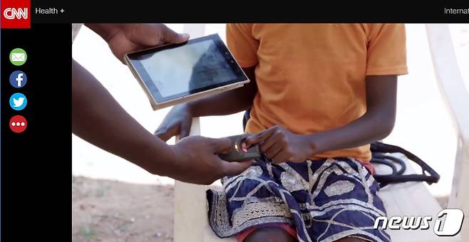 지문인식 기기에 자신의 생체 정보를 등록하는 케냐 어린이. <출처=CNN 갈무리> © News1