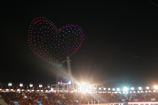 25일 평창 횡계리 올림픽플라자 올림픽스타디움 상공을 '하트'로 수놓은 300대의 드론.