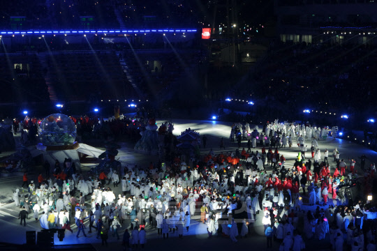 25일 평창올림픽 폐회식 마지막 순서인 EDM 공연 중 각국 대표선수들이 무대로 입장, 행사를 즐기고 있다.