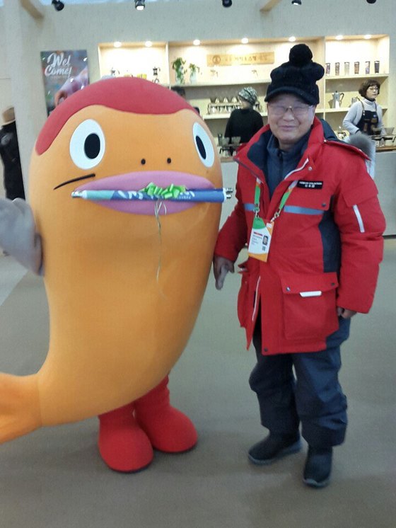 평창 겨울올림픽 일본어 통역 자원봉사를 하고 있는 안충호(74)씨. [사진 안충호]