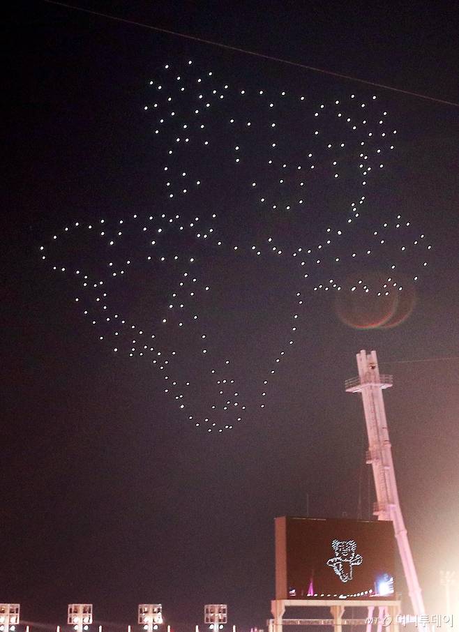 25일 열린 2018 평창 동계올림픽대회 폐회식에서 LED램프를 장착한 드론이 수호랑을 만들고있다. /평창=김창현 기자