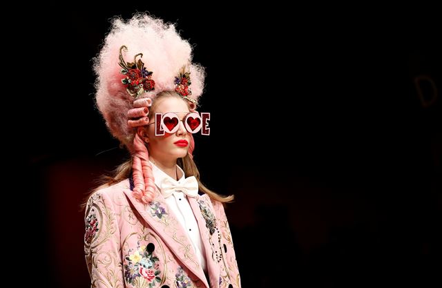 25일(현지시간) 이탈리아 밀라노에서 열리고 있는 '밀라노 패션위크'에서  모델들이 돌체 & 가바나 2018 여성복 A/W 컬렉션을 선보이고 있다. 로이터 연합뉴스