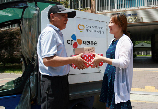 경기도 의왕시에서 활동하고 있는 CJ대한통운 ‘실버택배’ 배송원이 고객에게 택배 물품을 전달하고 있다.ⓒCJ대한통운