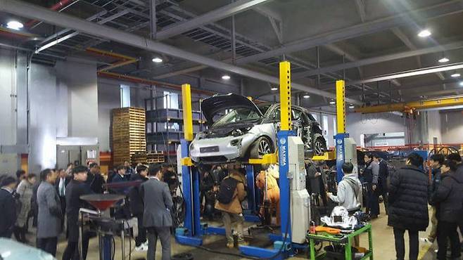 '인선모터스 자원순환센터'에서 진행된 '전기차배터리 안전회수 및 자원순환성 강화를 위한 해체시연회' 모습 (제공=한국자동차공학회)