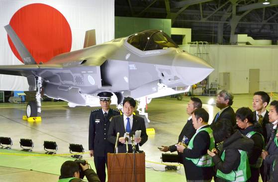 오노데라 이쓰노리 일본 방위상이 24일 아오모리현 미사와 기지에서 열린 스텔스 전투기 F-35A 배치 기념식에 참석해 연설하고 있다. [연합뉴스]