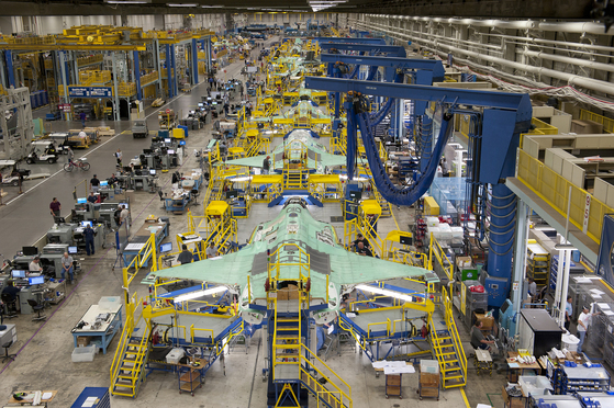 미국 텍사스 포트워스시 록히드 마틴 공장에서 F-35 전투기 조립 작업이 이뤄지고 있다. [사진 록히드 마틴]
