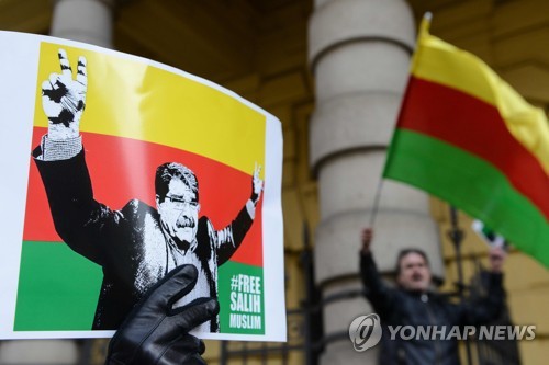 "쿠르드 지도자 석방하라" 체코 법원 앞 시위 [AFP=연합뉴스]
