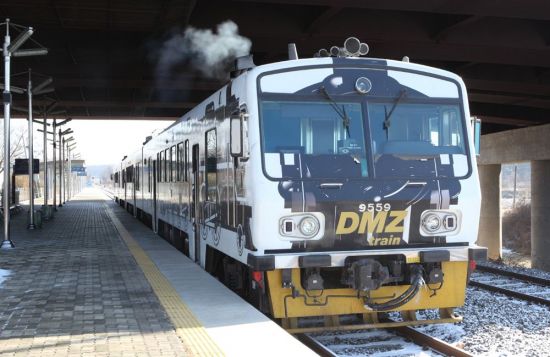 종착역인 도라산역에 도착하는 DMZ열차