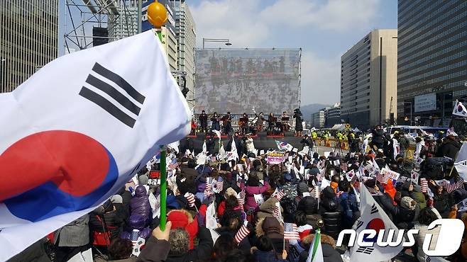 1일 오전 11시 서울 종로구 동화면세점 앞에서는 기독교 단체로 구성된 '애국문화협회' 소속 회원 수백명이 ‘구국과 자유통일을 위한 3·1절 한국교회 회개의 금식기도 대성회 및 범국민대회’를 열고 찬송가를 부르며 "한미동맹강화를 통해 북핵을 무력화하고 자유통일를 이룩하자"고 촉구했다.2018.3.1/뉴스1© News1 최동현 기자