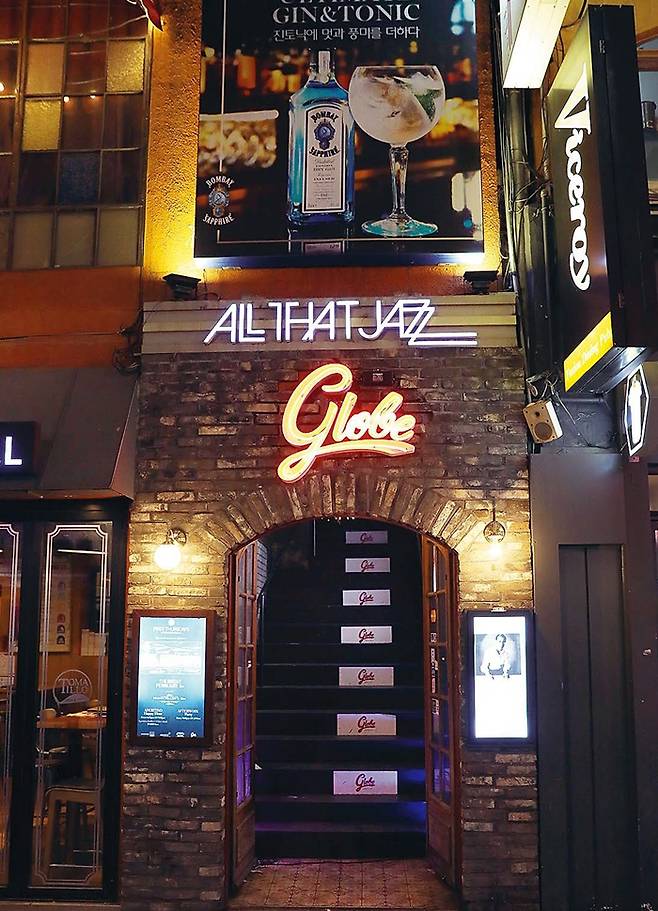 이태원 해밀톤호텔 뒤에 자리 잡은 올댓재즈(이태원로27가길12) 입구. 클럽 로고는 1980년 칸영화제 황금종려상을 받은 영화 포스터에서 따왔다. 정용일 기자 yongil@hani.co.kr